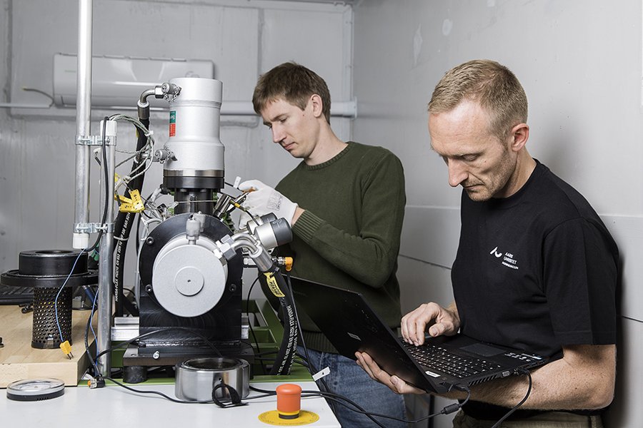 Aarhus Universitet skal i samarbejde med Arla Foods og Ceramic Speed udvikle en intelligent sensor, der kan forhindre defekte kuglelejer i industrimaskiner. På billedet ses Morten Opprud Jacobsen, lektor og Eskild Herskind (tv), fysiker ved Ceramic Speed.