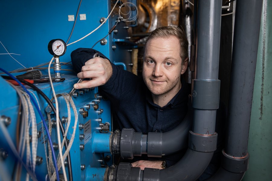 "This is the first time anyone has tried to find a cheaper or corresponding composite solution, but it’s not easy, because the conditions are so harsh," says Simon Heide-Jørgensen, industrial postdoc on the project. Photo: Anders Trærup.